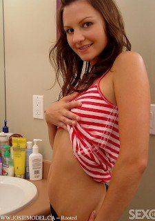 Webcam Girl shows her huge Tits.