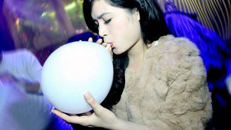 Vietnam girl like popping balloon