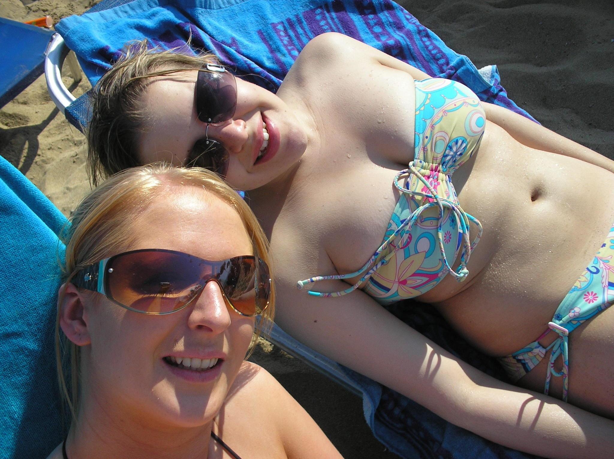 Two nude amateur babes at beach