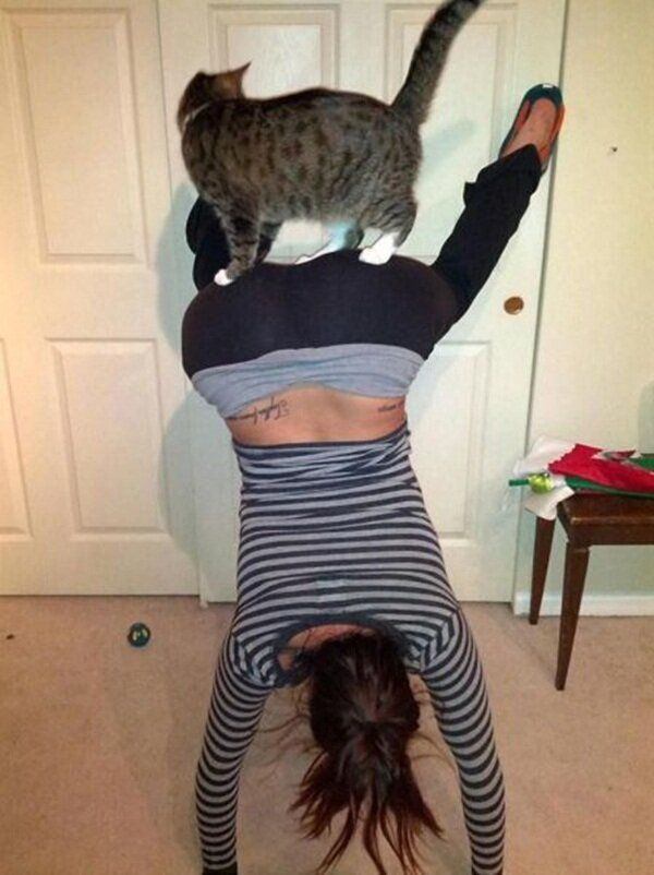 Pussy pop on a handstand