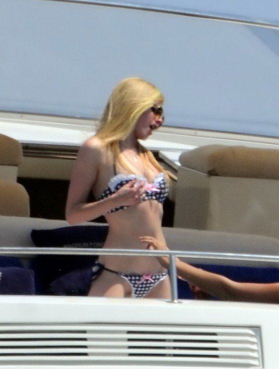 Avril lavigne new bikini