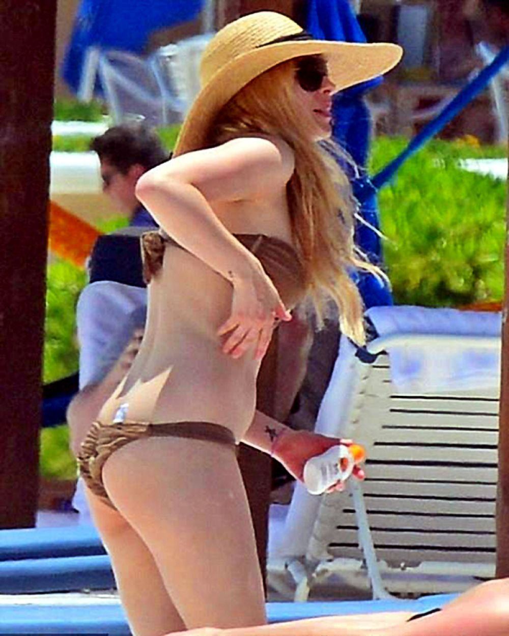 Lollipop reccomend Avril lavigne new bikini