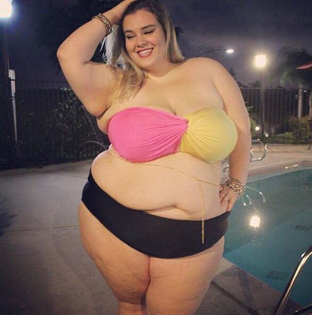 Big butt pink bikini in pool