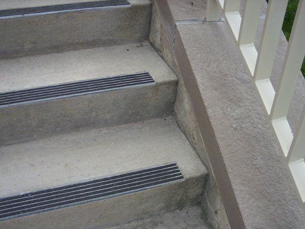 Poppins reccomend Detectable warning strip at stair nosings