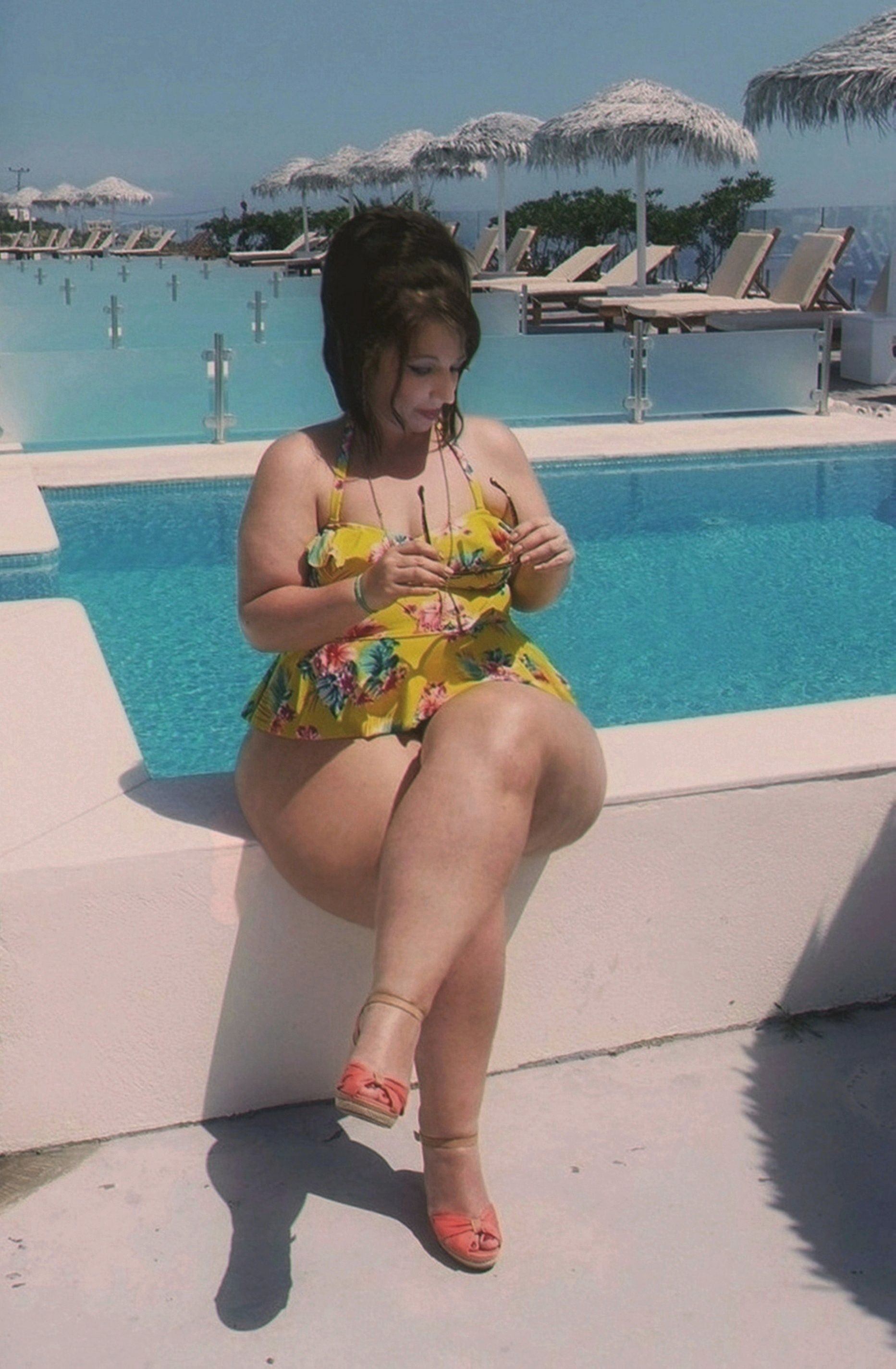 Hot chubby girl showing ass