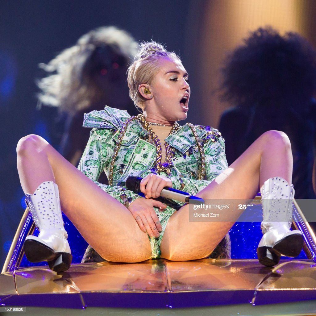 Miley cyrus erotic photos